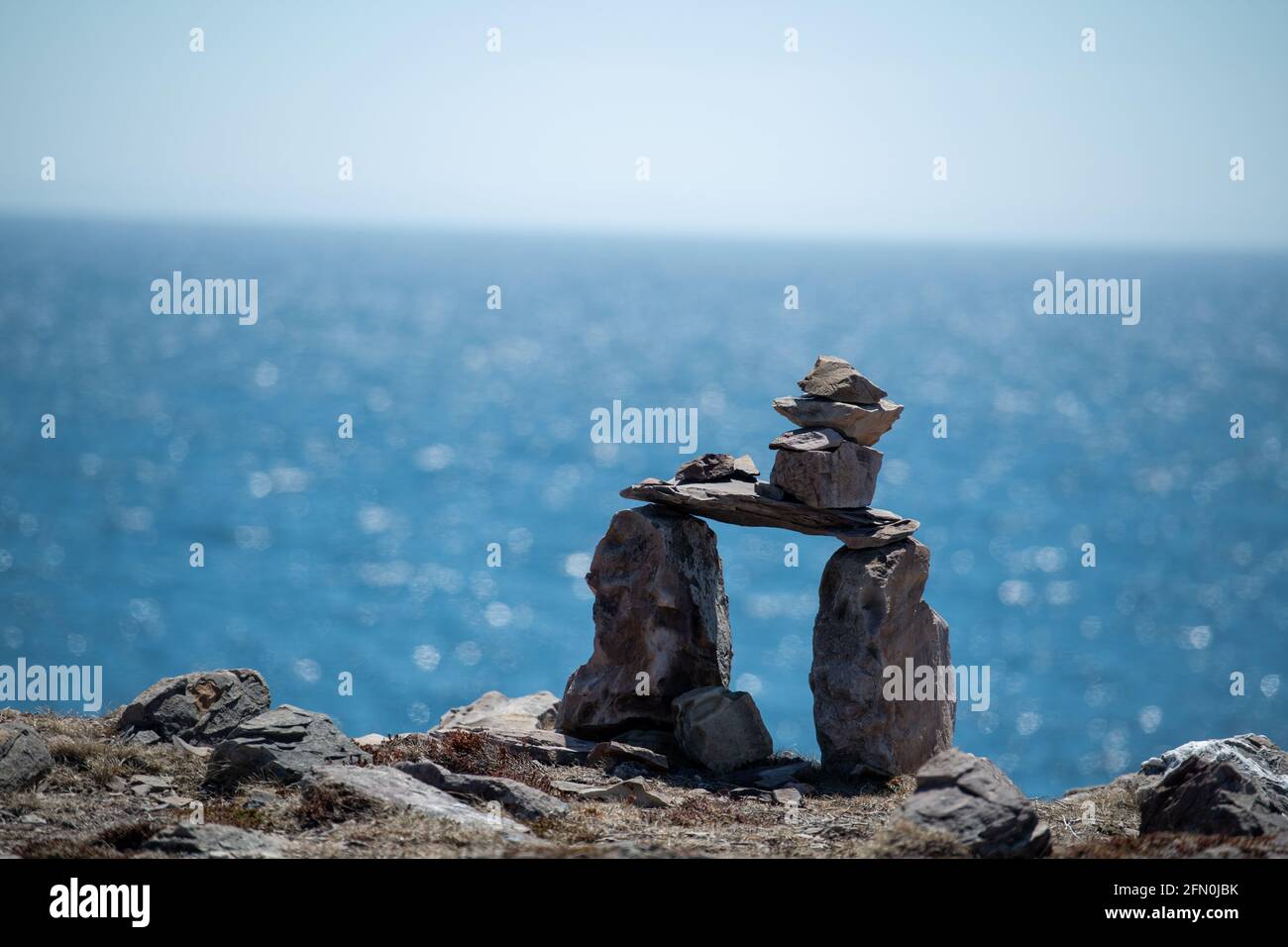 Inukschuk, der Stapel der Granitfelsen in Form des Menschen. Die Formation ist ein Richtungssymbol. Die Inuit-Figur steht hoch auf einem Hügel. Stockfoto