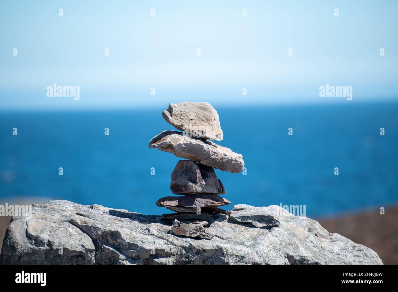Inukschuk, der Stapel der Granitfelsen in Form des Menschen. Die Formation ist ein Richtungssymbol. Die Inuit-Figur steht hoch auf einem Hügel. Stockfoto