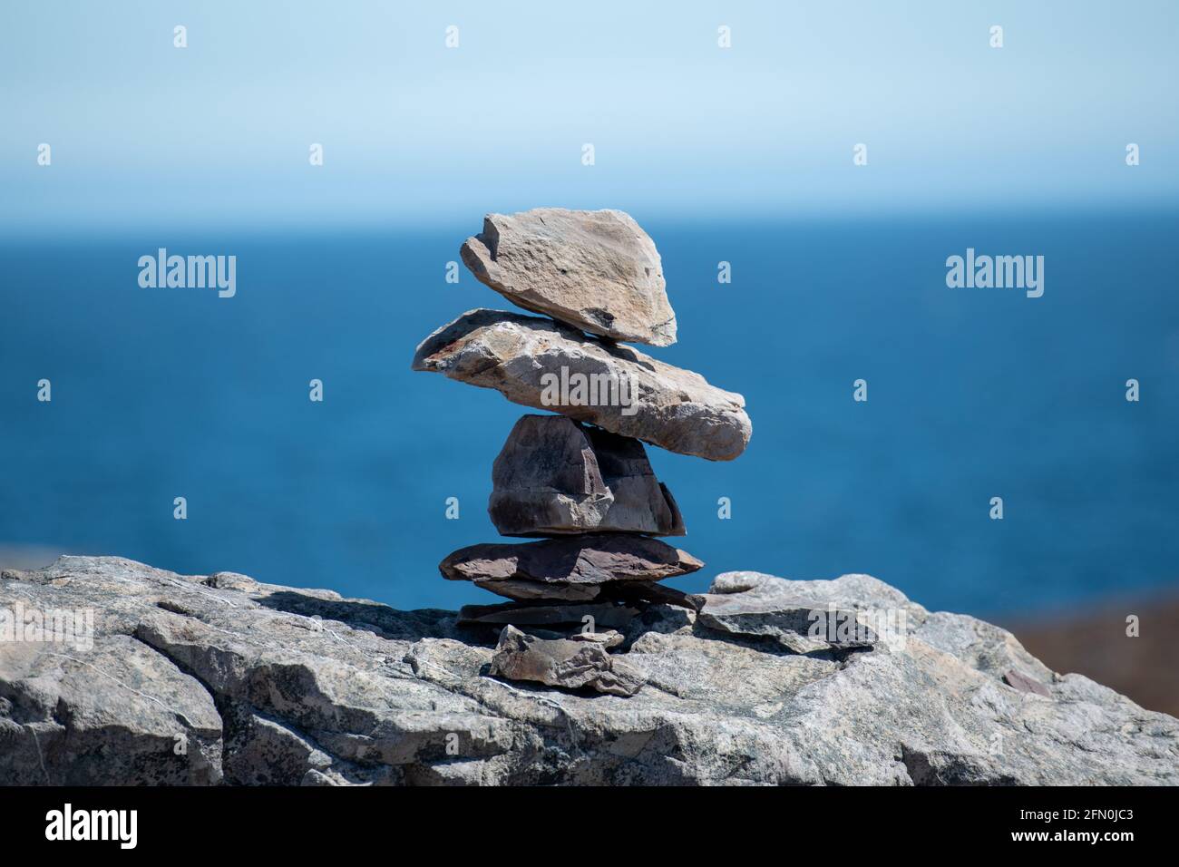 Inukschuk, der Stapel der Granitfelsen in Form des Menschen. Die Formation ist ein Richtungssymbol. Die Inuit-Figur steht hoch auf einem Hügel. Stockfoto