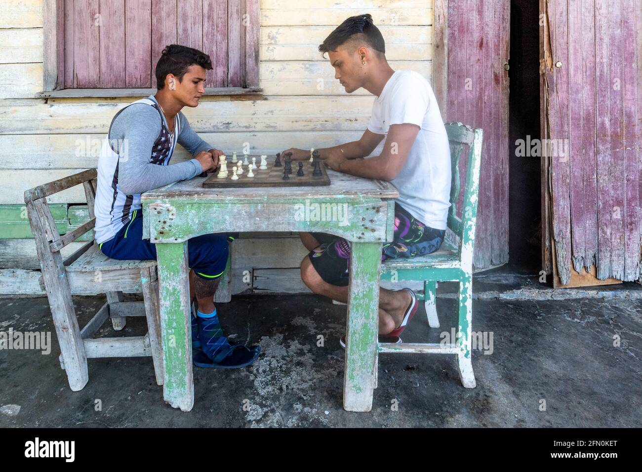 Kubanische junge Männer spielen Schach, ländliche Szene, Kuba Stockfoto