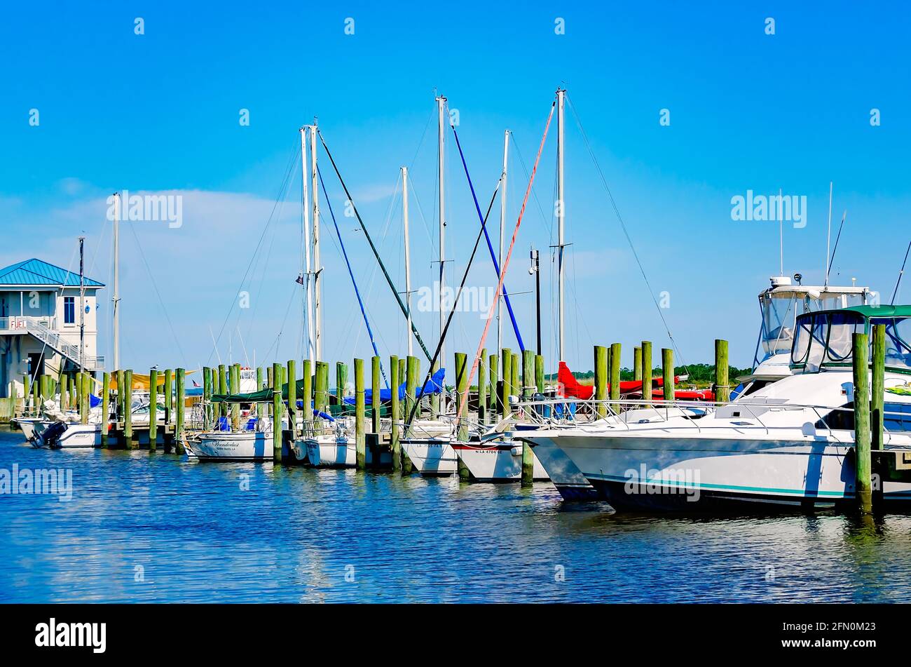 Die Boote werden am Biloxi Small Craft Harbour am 8. Mai 2021 in Biloxi, Mississippi, angedockt. Stockfoto