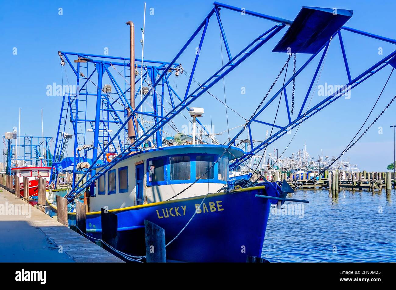 Garnelenboote werden am Biloxi Small Craft Harbour am 8. Mai 2021 in Biloxi, Mississippi, angedockt. Stockfoto
