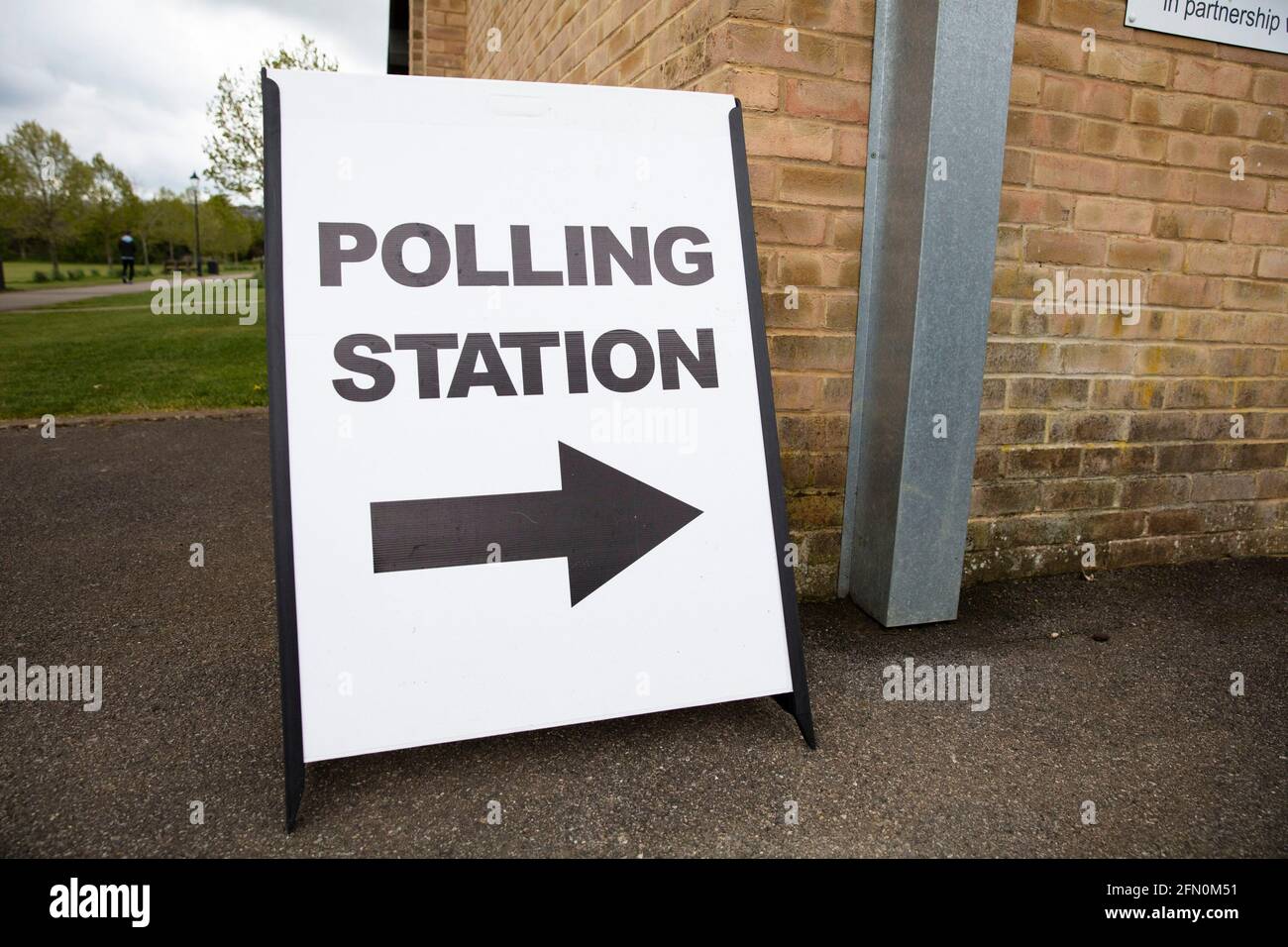 Wahllokal vor dem Eingang zu einer politischen Abstimmung Standort in Großbritannien Stockfoto