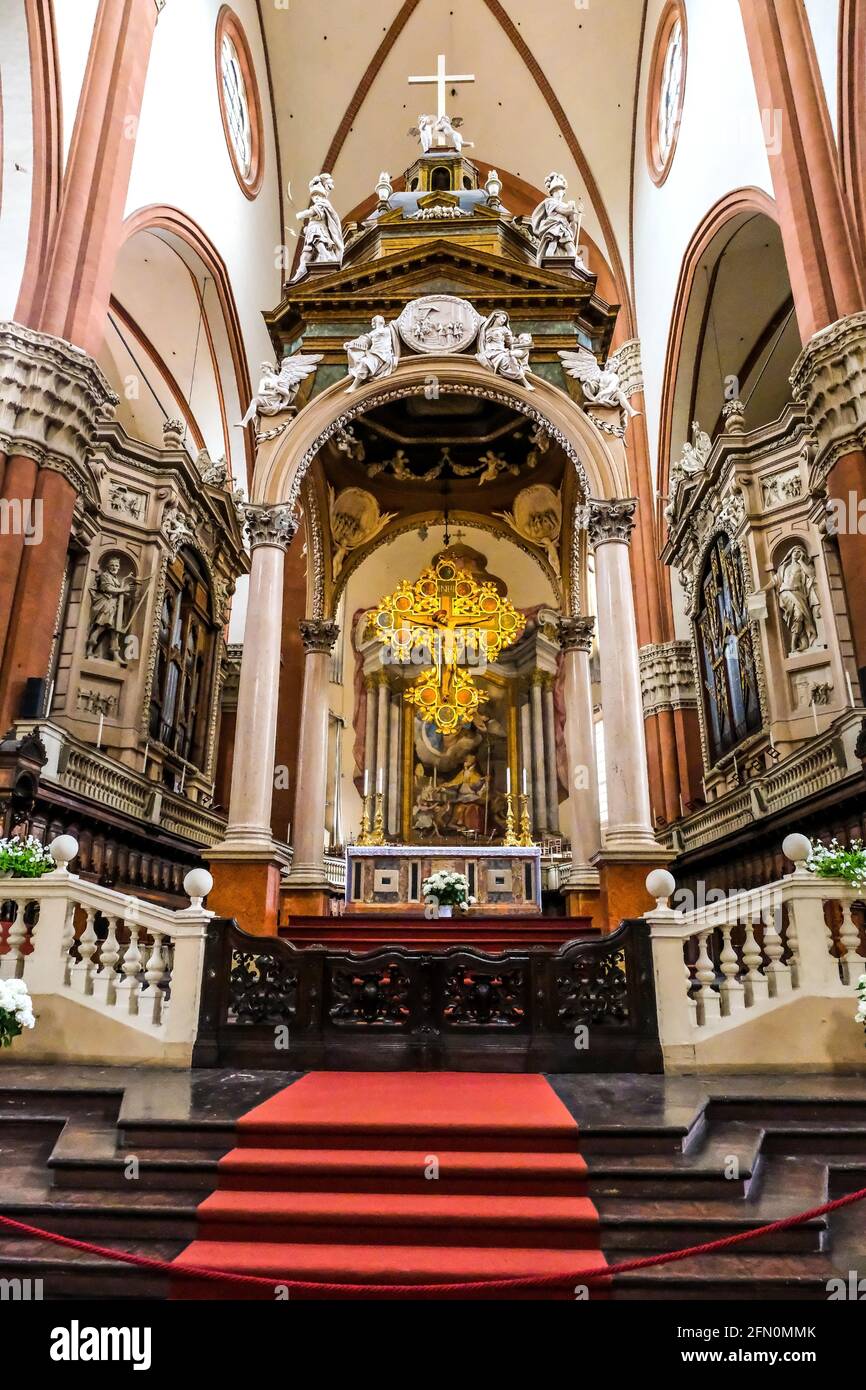 Der Altar und das Ciborium in der Basilika San Petronio in Bologna Italien Stockfoto