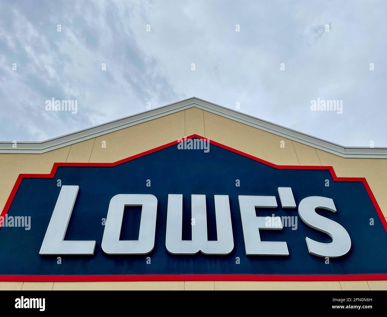 Das Schild über dem Haupteingang eines Baumarkt von Lowe's im Vorort Northern Virginia, USA. Stockfoto