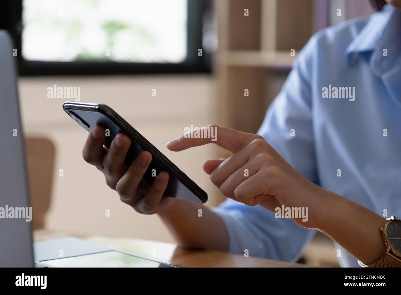 Eine Geschäftsfrau vervollständigt KYC mithilfe eines Online-Banking-Programms, um ein digitales Sparkonto zu eröffnen. Die Definition von Cyber-Sicherheit Stockfoto