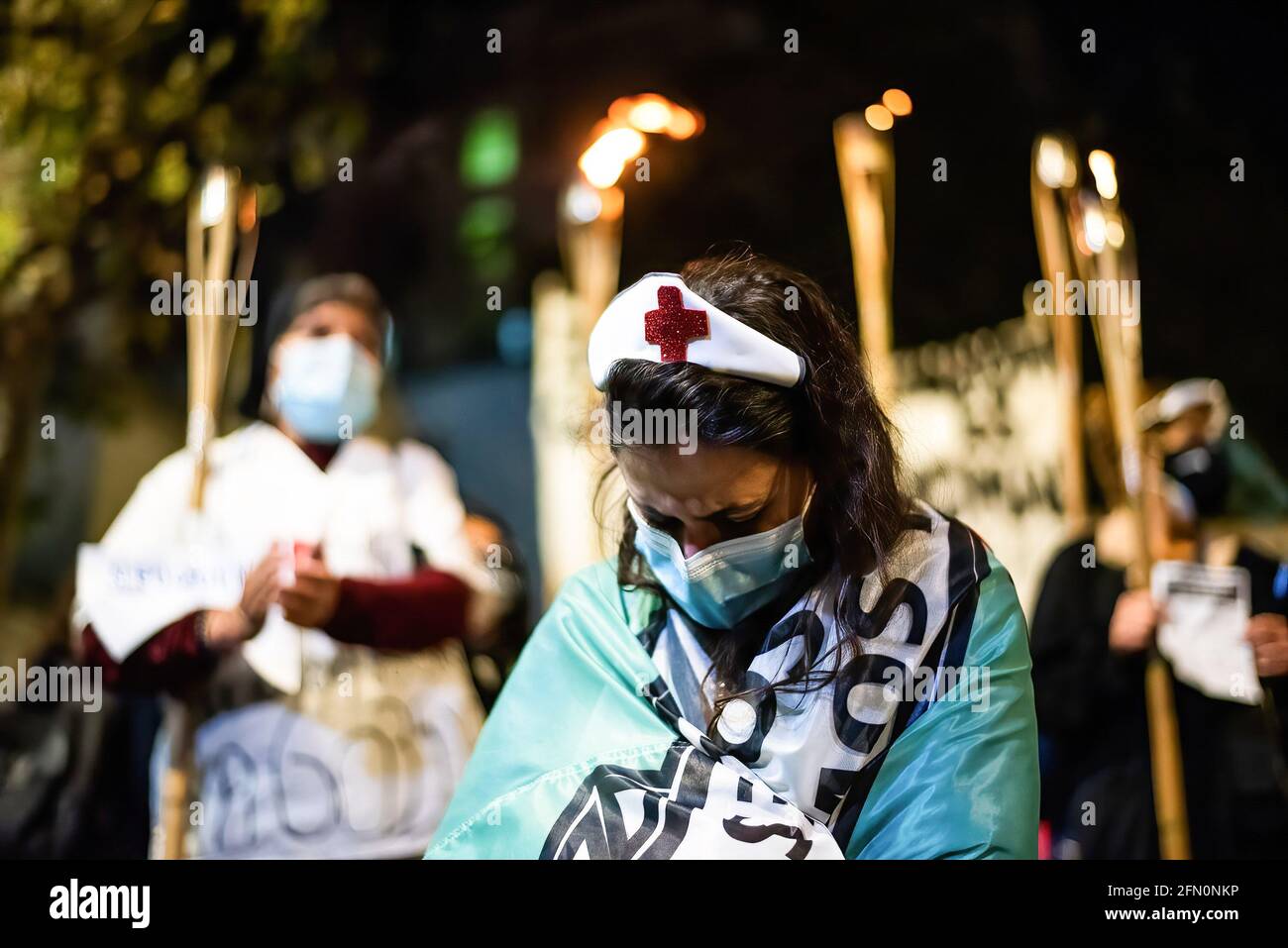 Buenos Aires, Argentinien. Mai 2021. Eine Krankenschwester sah während des Protestes weinen. Das Gesundheitsteam veranstaltete einen fackelzug aus Protest gegen Gehaltsverbesserungen und die Anerkennung als Gesundheitsfachkräfte. (Foto: Alejo Manuel Avila/SOPA Images/Sipa USA) Quelle: SIPA USA/Alamy Live News Stockfoto