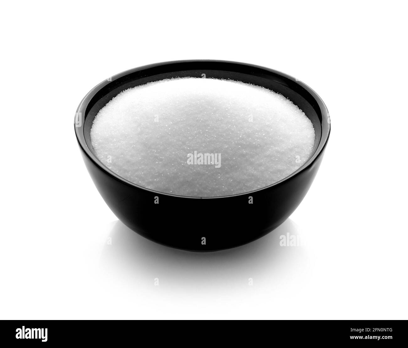Zucker in einer auf Weiß isolierten Keramikschale Stockfoto