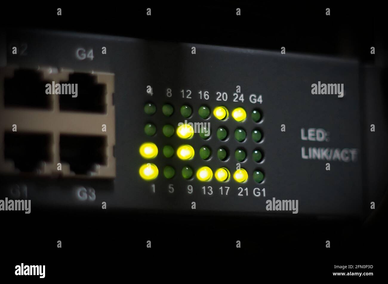 Netzwerk-Verbindungstechnik mit Netzwerk-Switch-Router, Status-LED zeigt den Port-Betriebsstatus von Rechenzentrumsanlagen in der Mobilkommunikation an Stockfoto