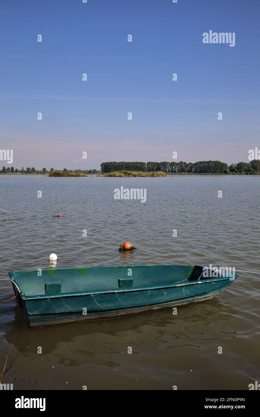 Verlassene Boot am Ufer eines Flusses in einem italienische Stadt Stockfoto