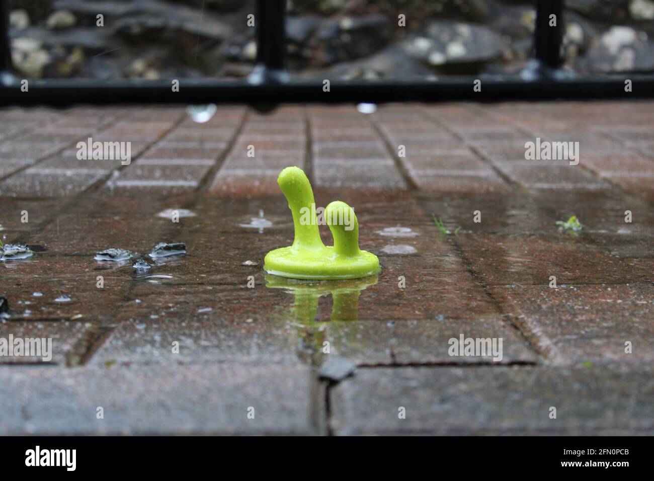 Handtuch Haken Sie den Regen an Stockfoto