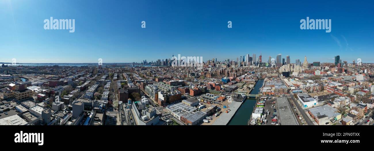 Brooklyn, New York - 8. Apr 2021: Blick auf die Skyline ...