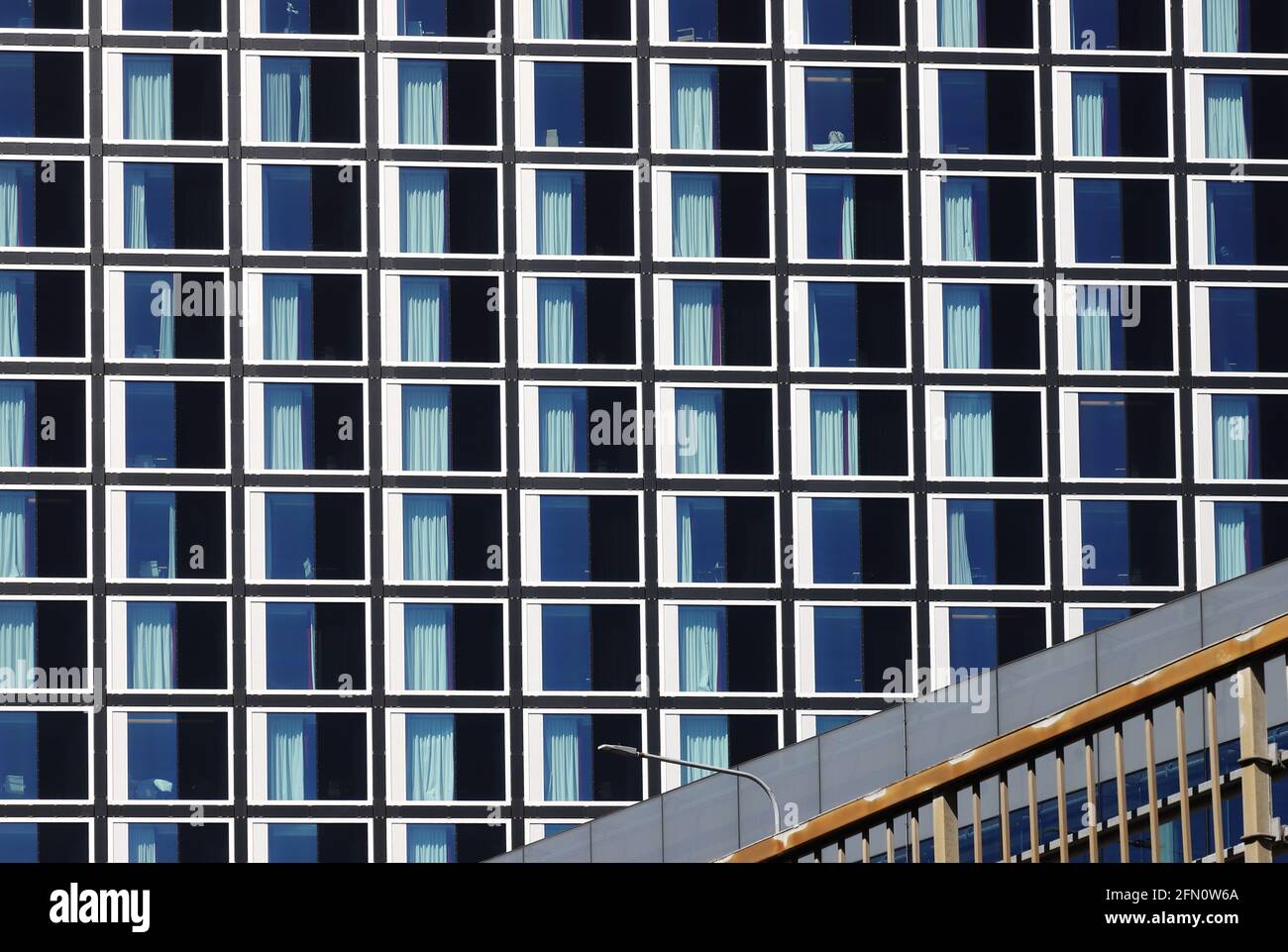 Moderne Gebäudefassade. Stockfoto