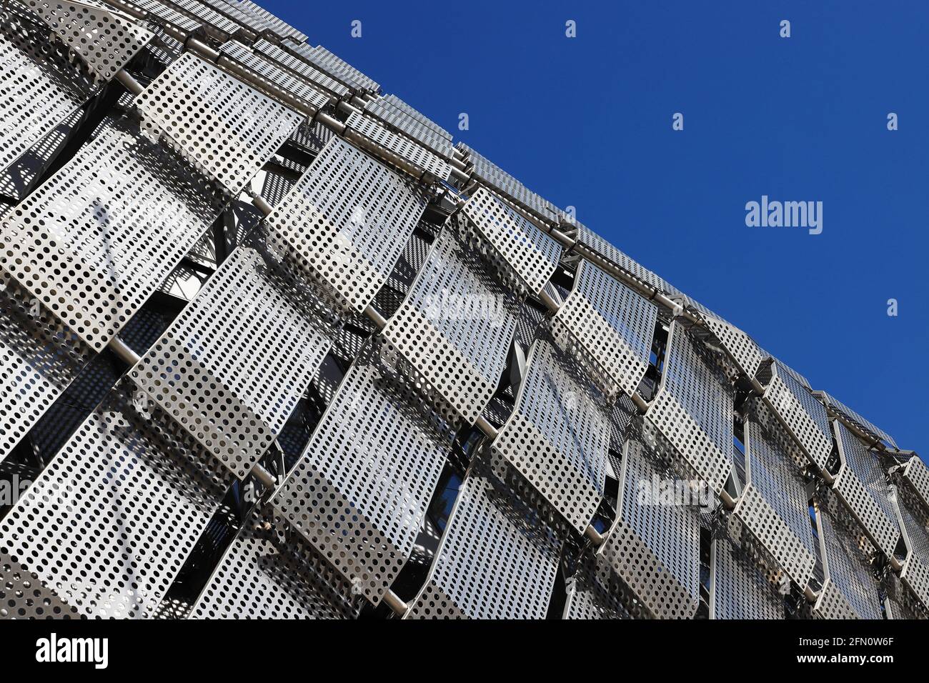 Eine Form von Korbkorbfassade, die von perforierten Metallblechen geformt wird. Stockfoto