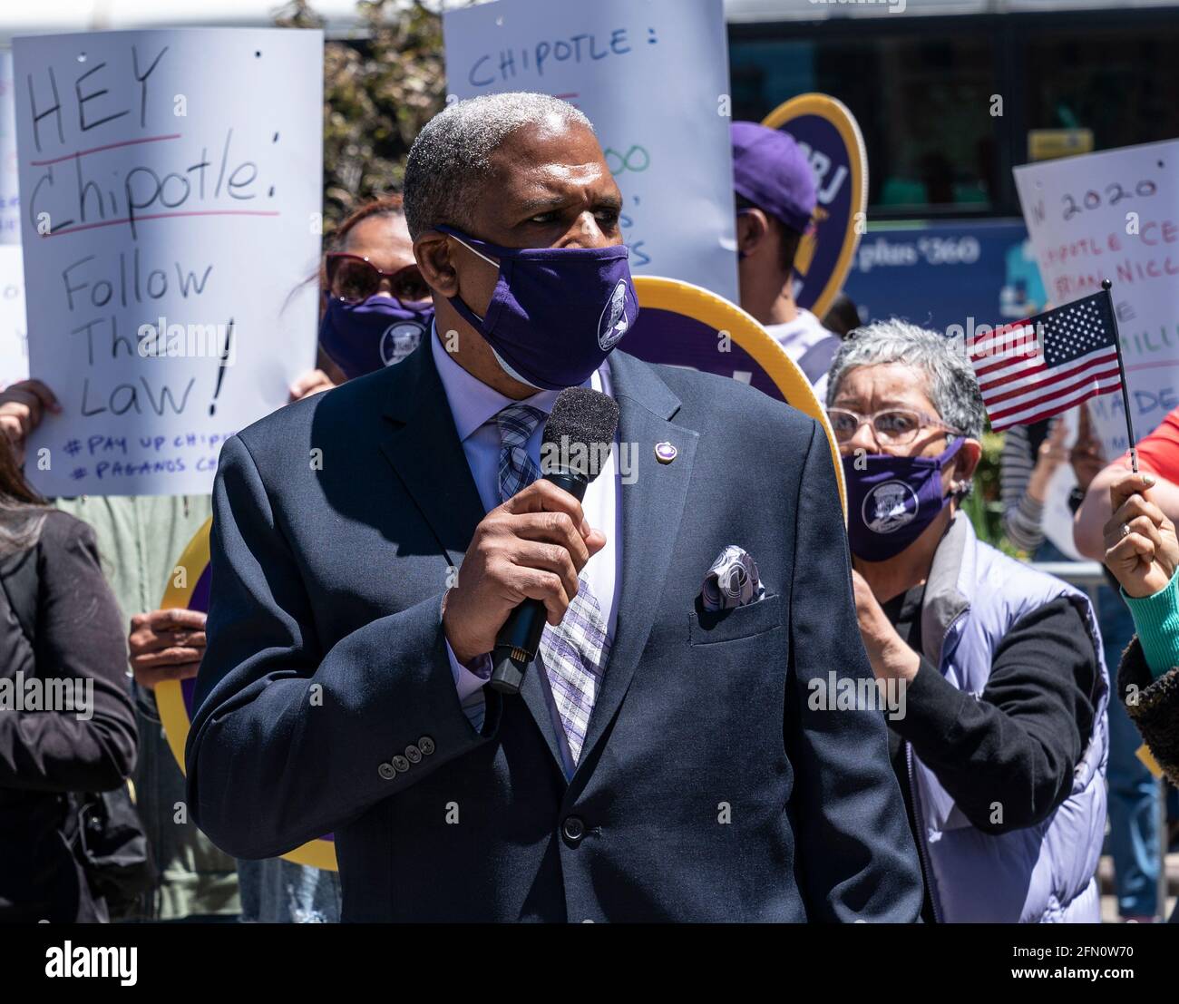 New York, Usa. Mai 2021. Gewerkschaftsvorsitzender 32BJ Kyle Bragg spricht bei der Kundgebung gegen Chipotles Verletzungen des NYC Fair Workweek Law im Madison Square Park. City behauptete, dass das Unternehmen den geltenden Stundensatz von mindestens 15 US-Dollar nicht bezahlte, Krankheitstage bezahlte und die Mitarbeiter nicht über die im Voraus geplanten Arbeitswochenstunden gemäß den gesetzlichen Bestimmungen informierte. Quelle: SIPA USA/Alamy Live News Stockfoto