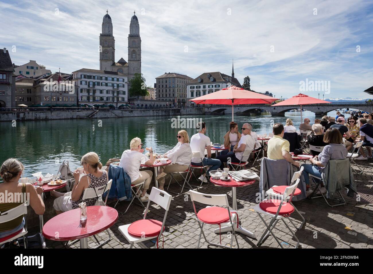 Café im Freien, Limmat, Altstadt, Zürich, Schweiz Stockfoto