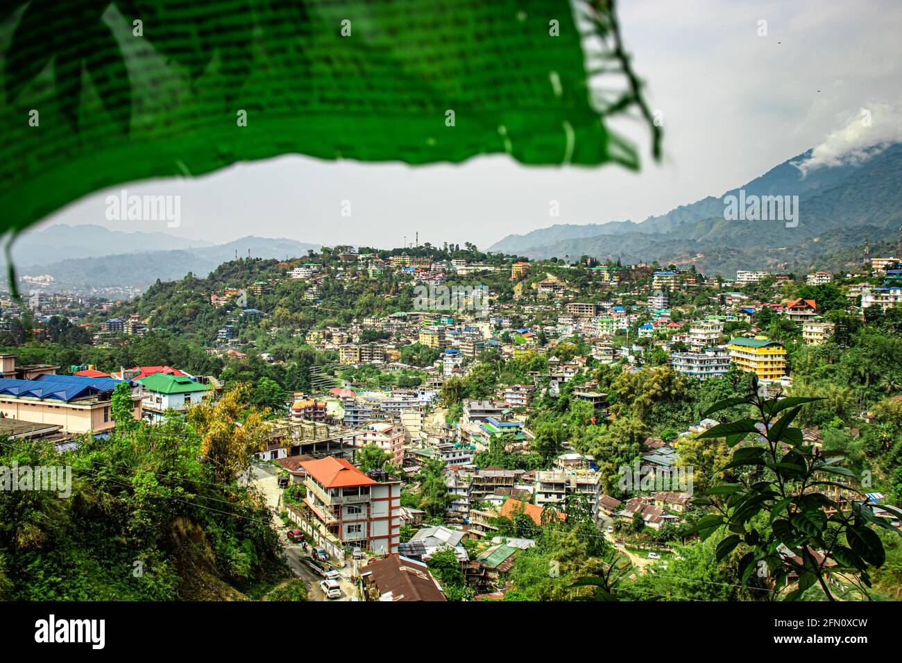 Stadt Urbanisierung mit buddhistischer religiöser Flagge und riesigen Bau an Tag aus flachem Winkel Stockfoto