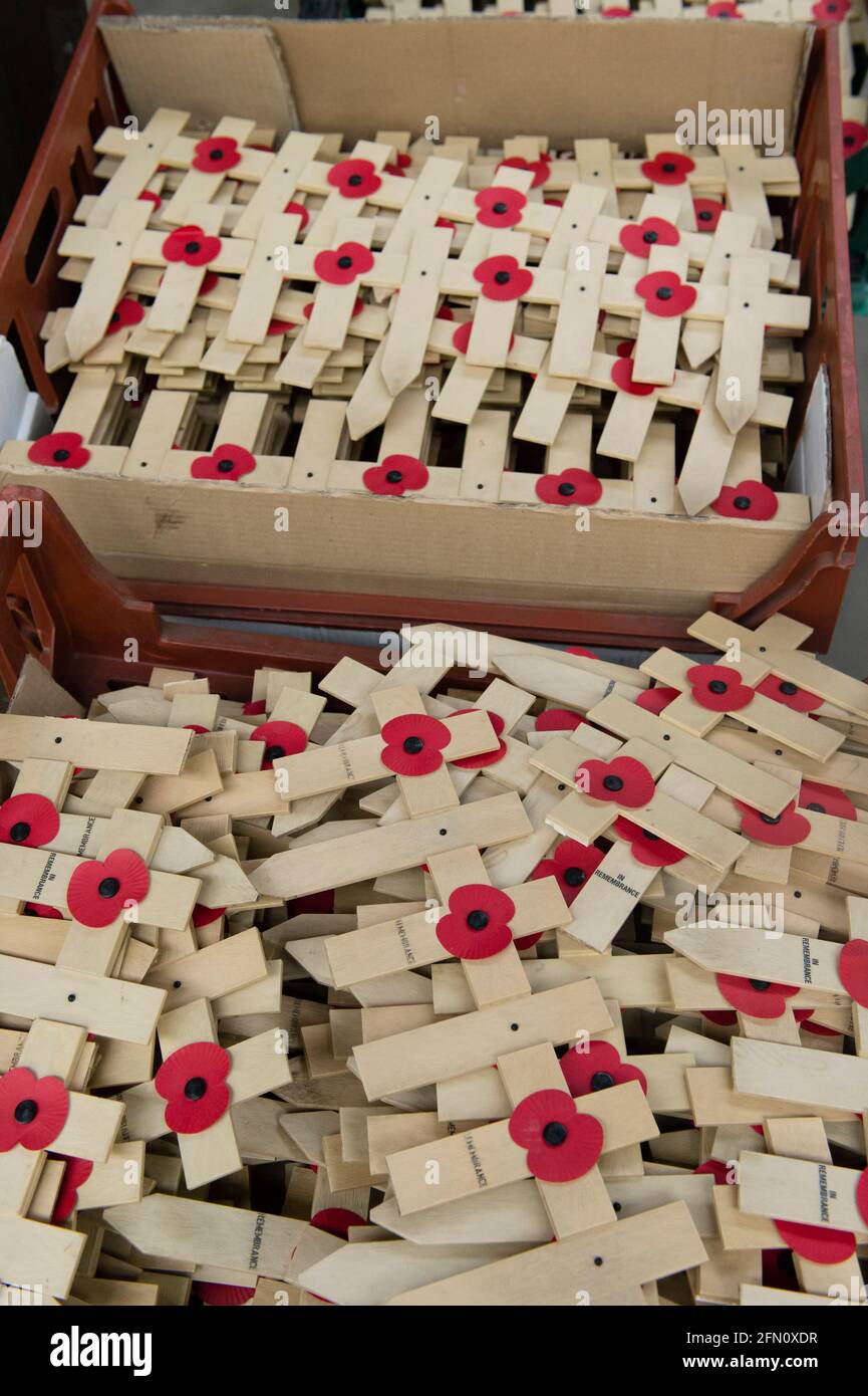 Komponenten für die Herstellung von Mohnblumen, The Royal British Legion's Poppy Factory, 20 Petersham Road, Richmond, London, Großbritannien. Die Poppy Factory beschäftigt Ex-Service-Mitarbeiter, die Mohnblumen, Erinnerungskreuze, Sprays und Kränze für den jährlichen Appell- und Gedenktag der Royal British Legion anstellen. Die Poppy Factory ist auch für die Anpflanzung und Ausrichtung des „Field of Remembrance“ in der Westminster Abbey verantwortlich. The Royal British Legion's Poppy Factory, 20 Petersham Road, London, Großbritannien. 16 Okt 2013 Stockfoto