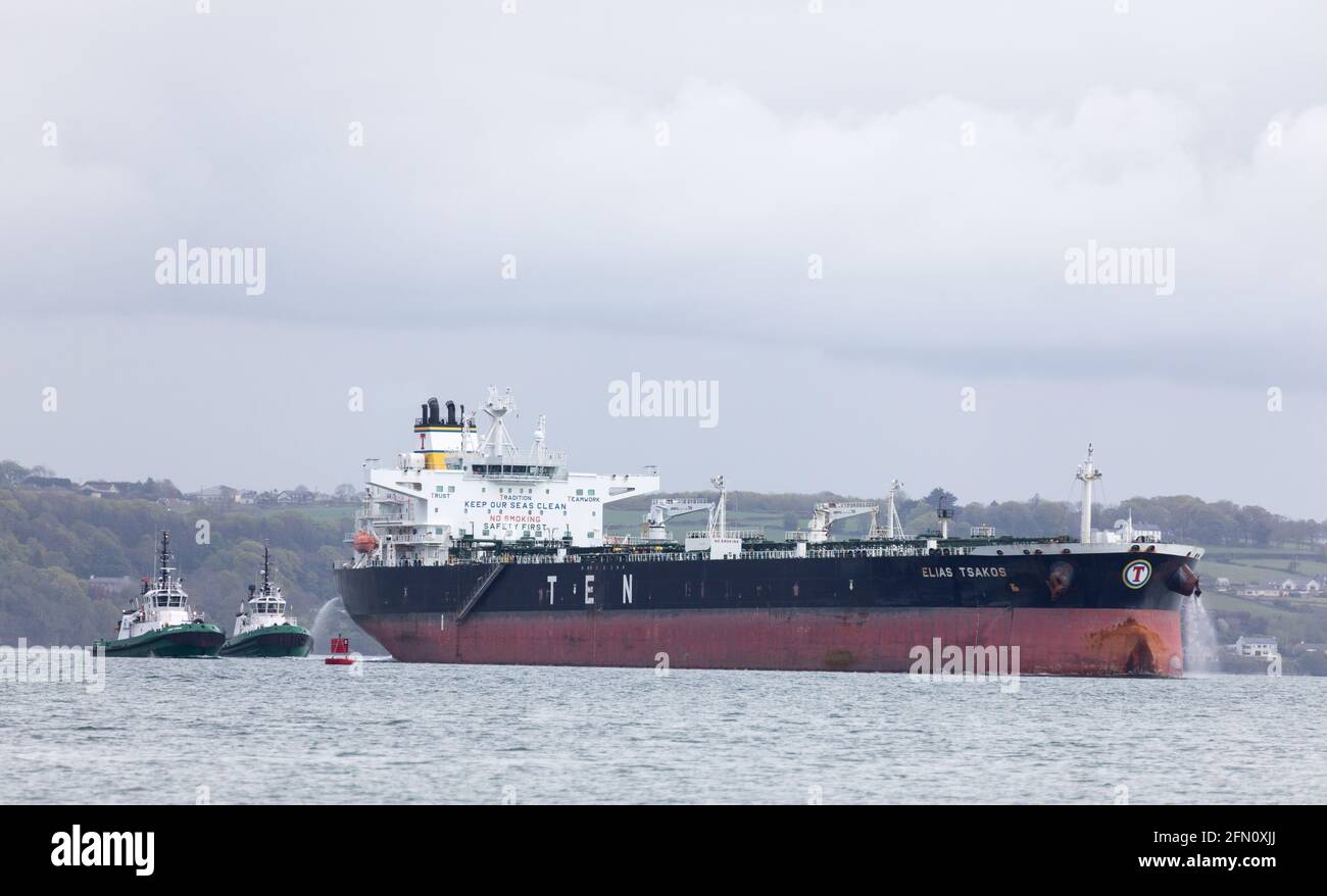 Whitegate, Cork, Irland. Mai 2021. Der Öltanker Elias Tsakos wird von den Schleppern Titan und Alex unterstützt, als sie langsam vom Anlegesteg abmanövriert und die Harour auf ihrem Weg nach Scapa Flow in Whitegate, Co. Cork, Irland, verlässt. - Credit; David Creedon / Alamy Live News Stockfoto