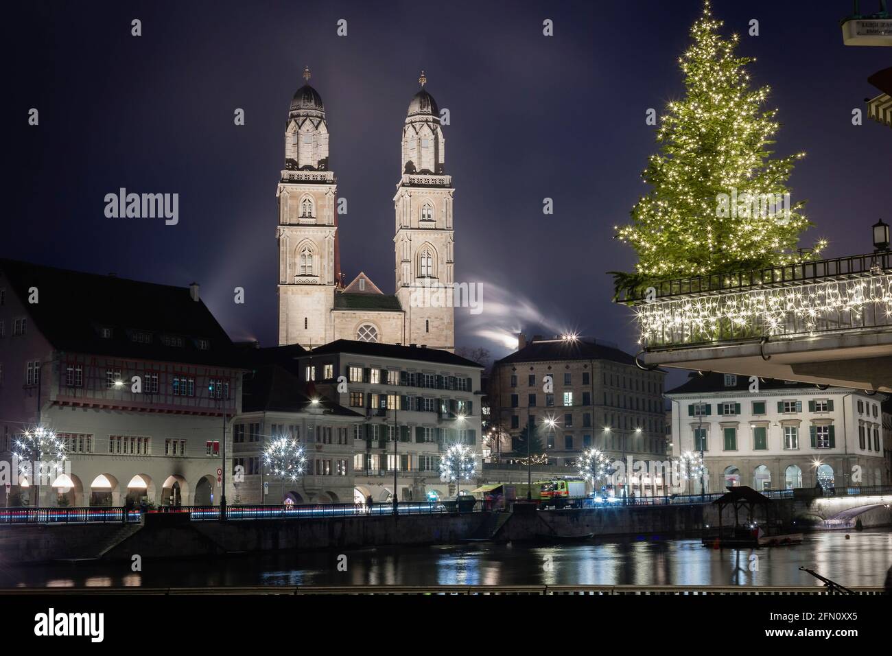 Grossmünster Kirche und weihnachtsbeleuchtung in Zürich, Schweiz Stockfoto
