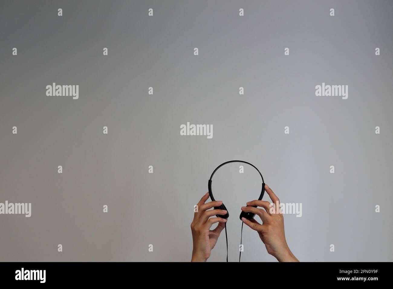 Kopfhörer mit Handhaltung Stockfoto