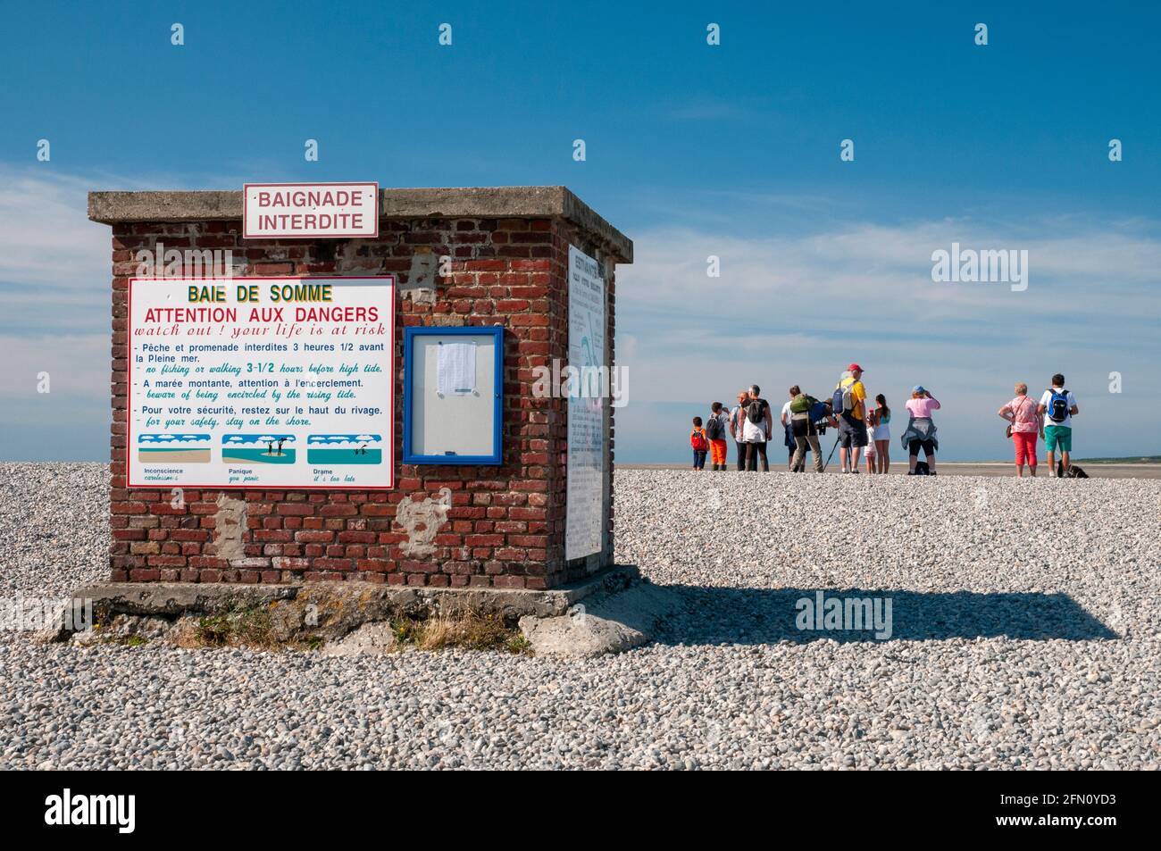 Touristen am Point of Hourdel mit Warnhinweisen und Sicherheitsinformationen, Bucht von Somme, Cayeux-sur-Mer, Somme (80), Hauts-de-France Region, Frankreich Stockfoto