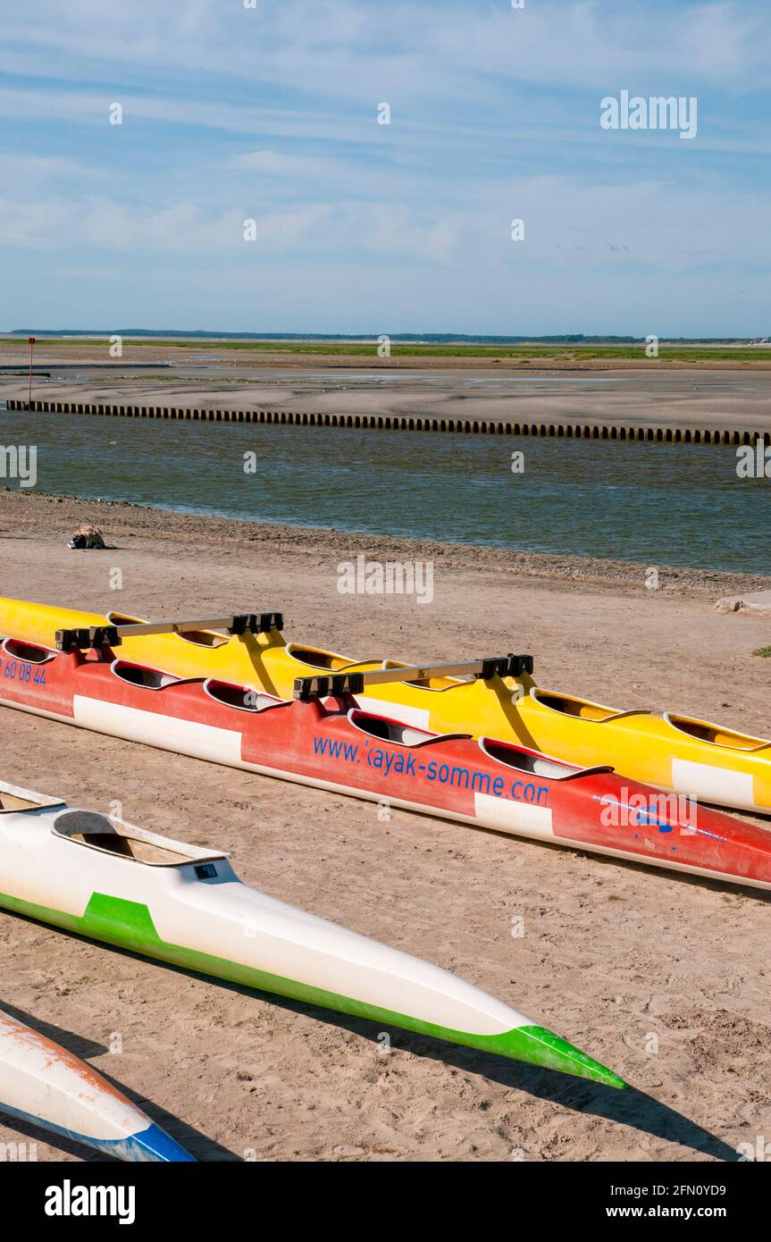 Kajaks und die Mündung des Flusses Somme bei Ebbe, Saint-Valery-sur-Somme, Somme-Bucht, Somme (80), Hauts-de-France-Region, Frankreich Stockfoto