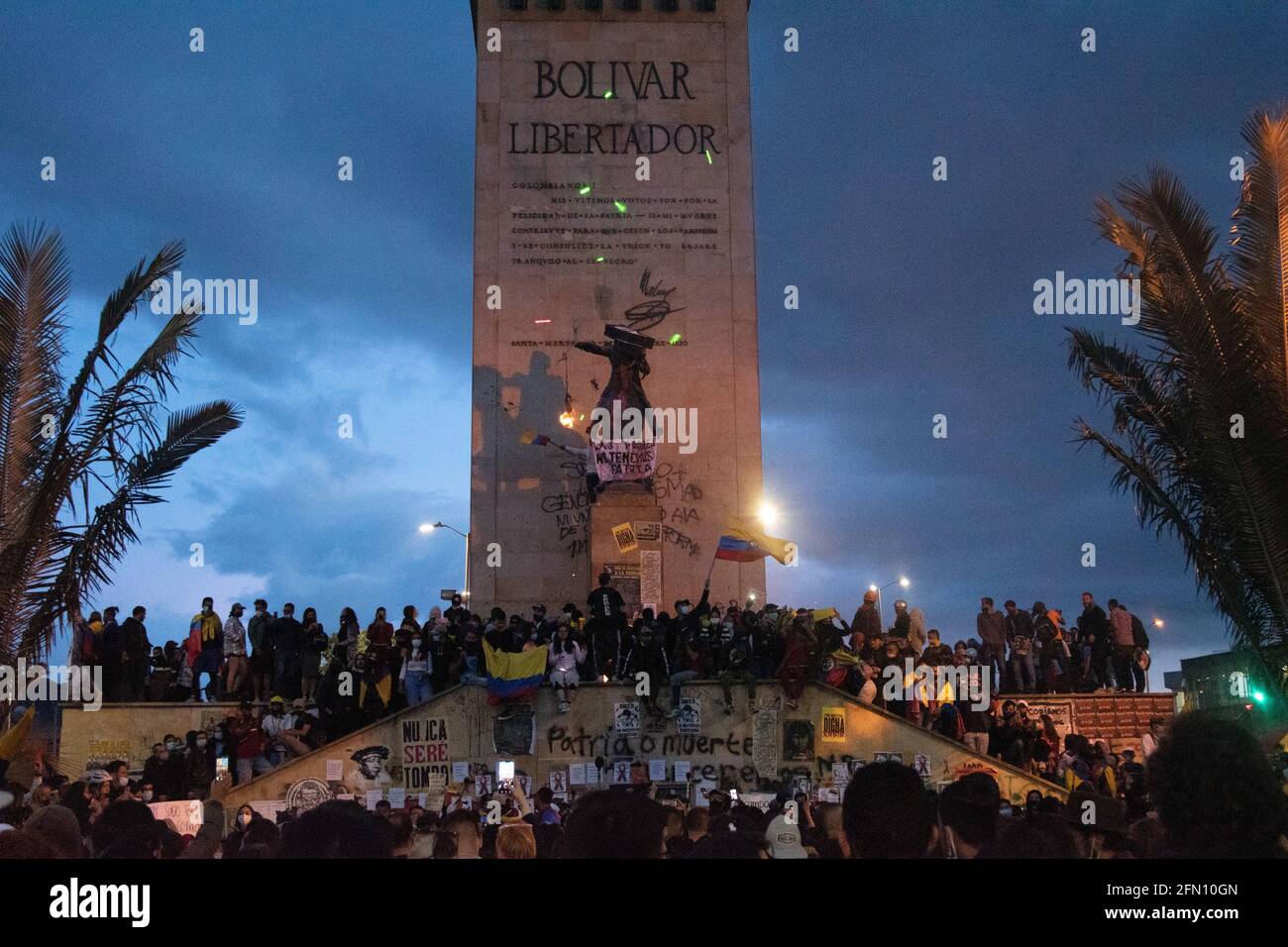 Bogota, Kolumbien. 12 2021. Mai: Die Stadt Bogota steht vor ihrem vierzehnten Tag der Proteste im Rahmen des nationalen Streiks, den soziale Sektoren gegen die kolumbianische Regierung von Präsident Ivan Duque einberufen haben.Kredit: Long Visual Press/Alamy Live News Kredit: Long Visual Press/Alamy Live News Stockfoto