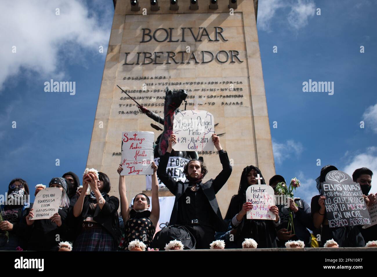 Bogota, Kolumbien. 12 2021. Mai: Die Stadt Bogota steht vor ihrem vierzehnten Tag der Proteste im Rahmen des nationalen Streiks, den soziale Sektoren gegen die kolumbianische Regierung von Präsident Ivan Duque einberufen haben.Kredit: Long Visual Press/Alamy Live News Kredit: Long Visual Press/Alamy Live News Stockfoto