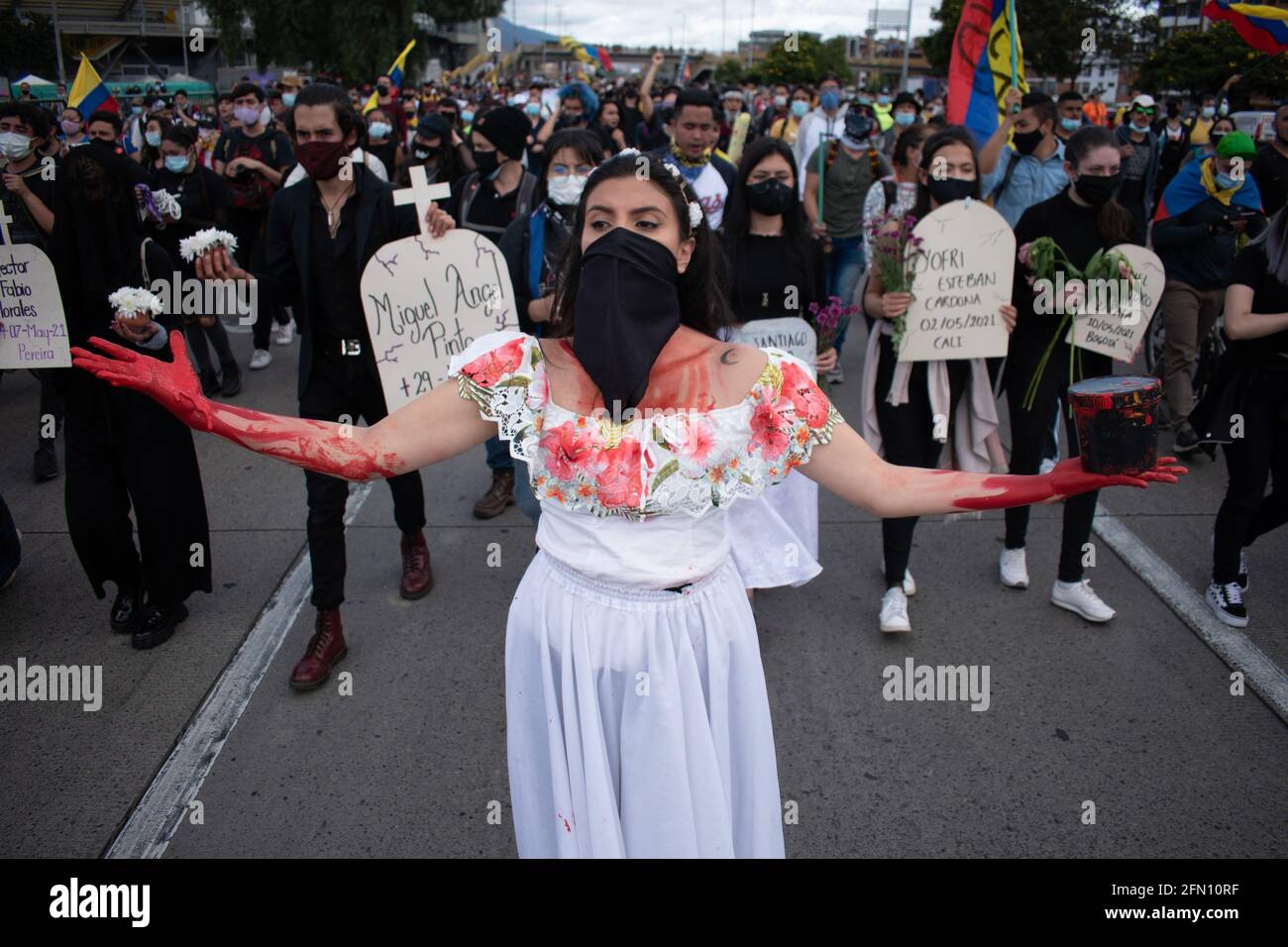 Bogota, Kolumbien. 12 2021. Mai: Die Stadt Bogota steht vor ihrem vierzehnten Tag der Proteste im Rahmen des nationalen Streiks, den soziale Sektoren gegen die kolumbianische Regierung von Präsident Ivan Duque einberufen haben.Kredit: Long Visual Press/Alamy Live News Kredit: Long Visual Press/Alamy Live News Stockfoto