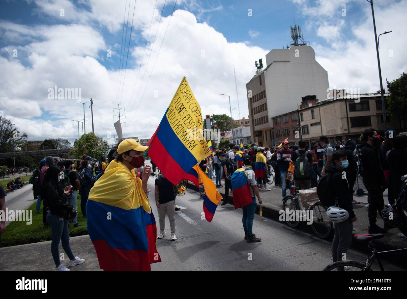 Bogota, Kolumbien. 12 2021. Mai: Protestler mit kolumbianischen Flaggen nehmen am vierzehnten Tag der Proteste im Rahmen des nationalen Streiks der sozialen Sektoren gegen die kolumbianische Regierung von Präsident Iván Duque Teil.Quelle: Long Visual Press/Alamy Live News Quelle: Long Visual Press/Alamy Live News Stockfoto