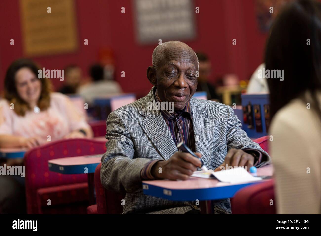 NUR FÜR REDAKTIONELLE ZWECKE Winston Garvey, 84 Jahre alt aus London, spielt im Buzz Bingo in Stoke-on-Trent ein Bingo-Spiel, bevor die Clubs am 17. Mai nach der Lockerung der Einschränkungen durch das Coronavirus wieder eröffnet werden. Ausgabedatum: Donnerstag, 13. Mai 2021. Stockfoto