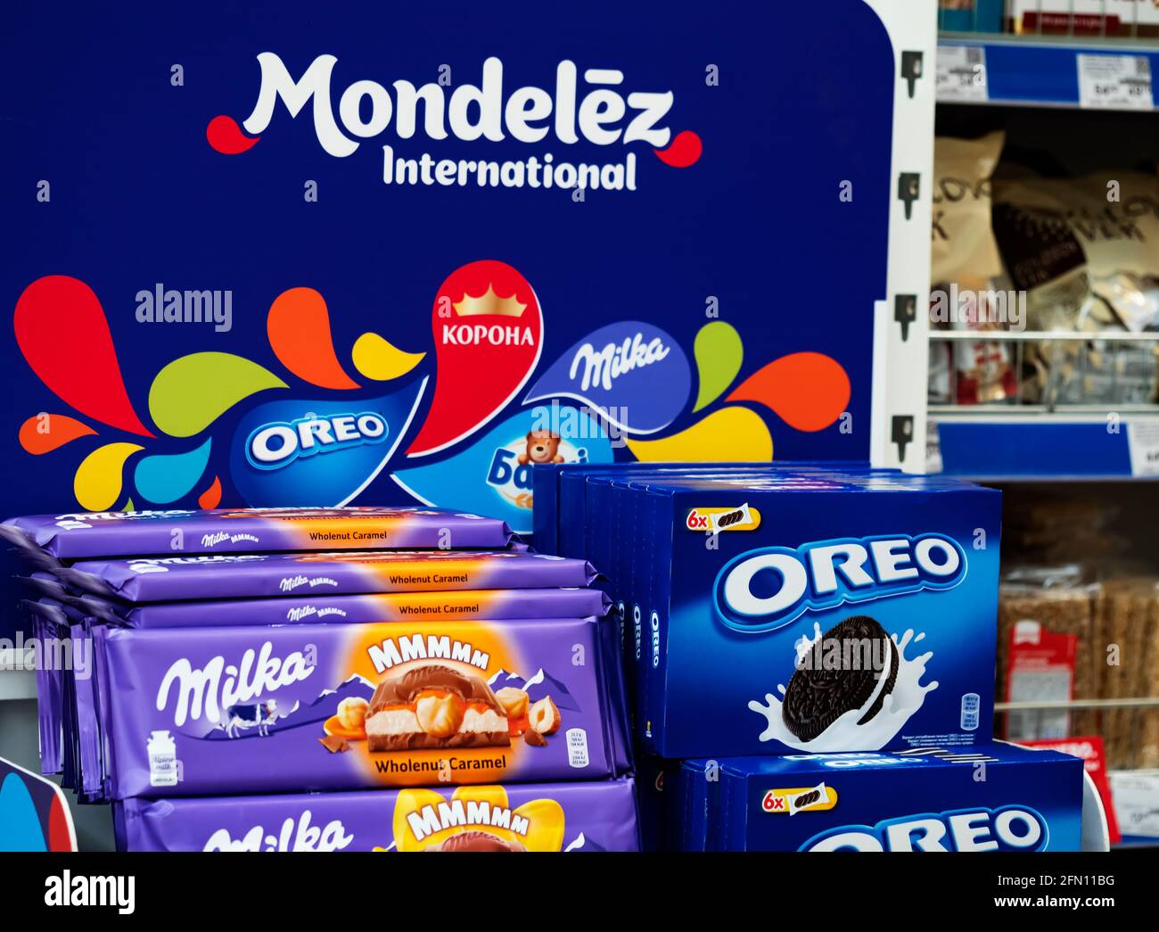 Mondelez-Logo auf dem Regal im Laden Stockfoto