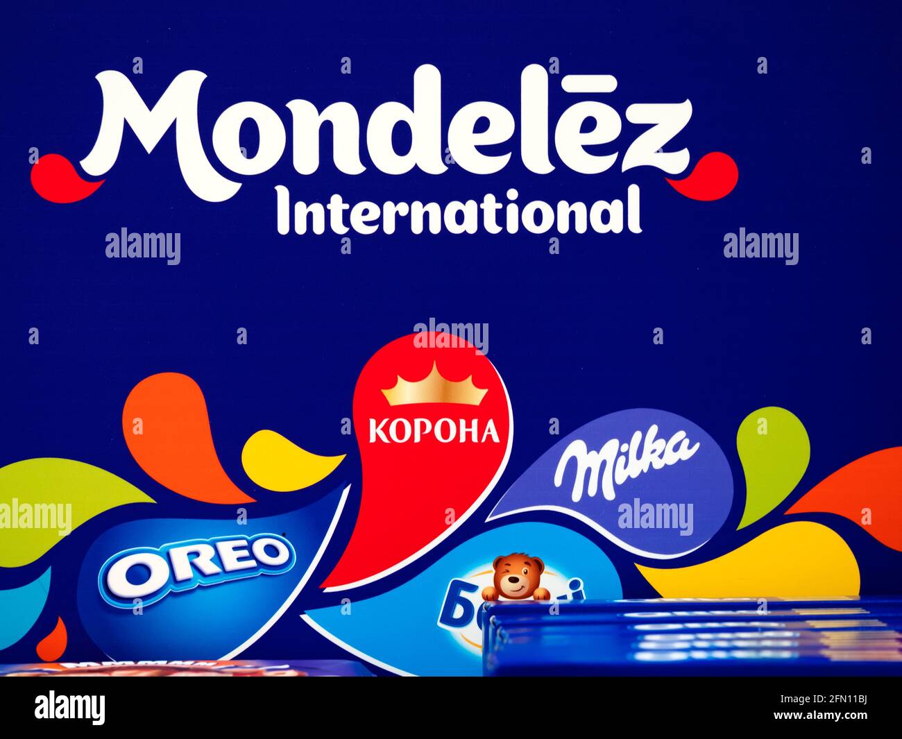 Mondelez-Logo auf dem Regal im Laden Stockfoto