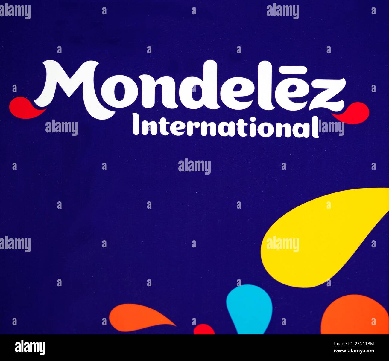 Mondelez-Logo auf dem Regal im Laden Stockfoto