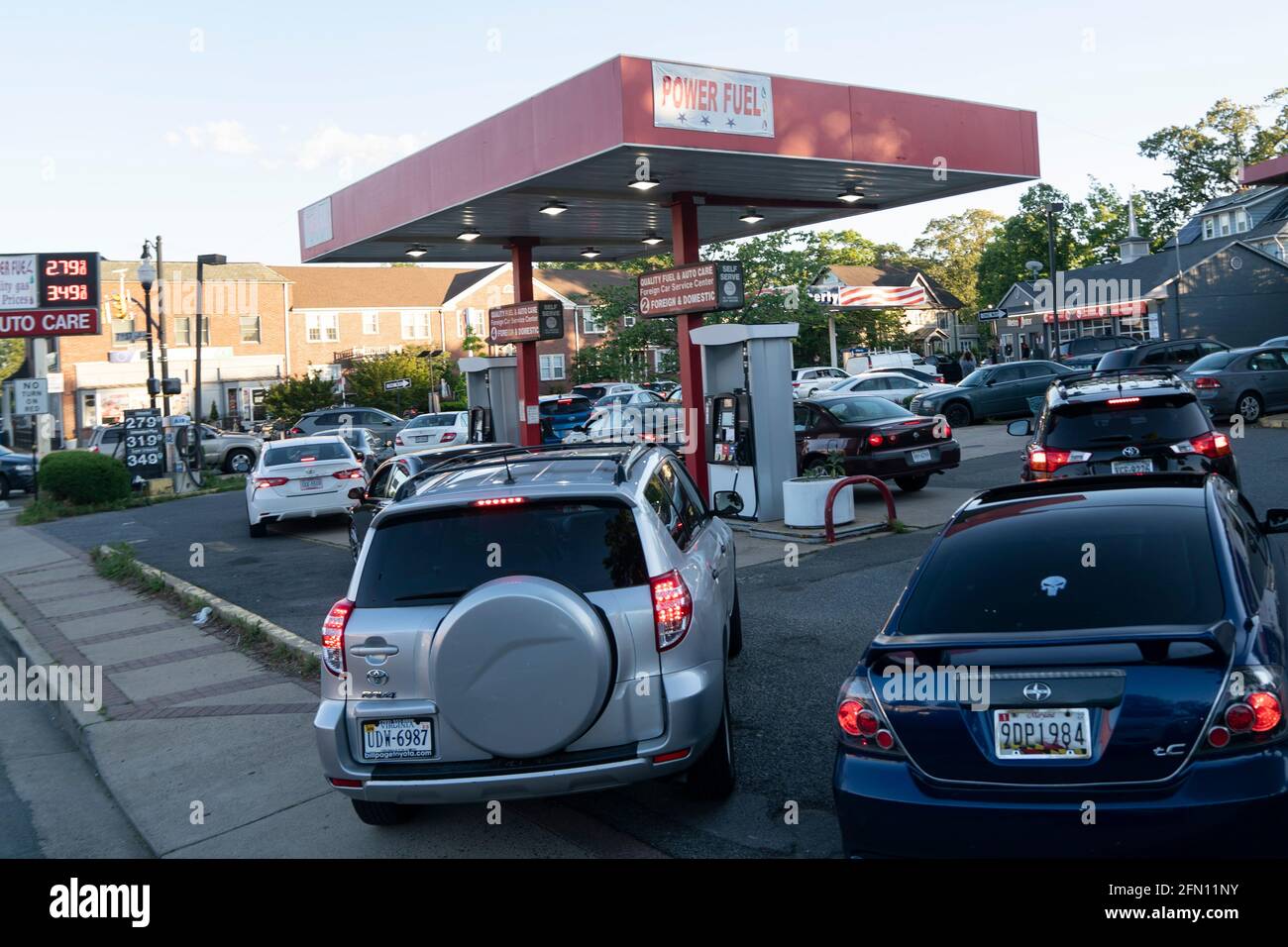 Washington, USA. Mai 2021. An einer Tankstelle in Arlington, Virginia, USA, stehen Autos für Kraftstoff bereit, 12. Mai 2021. Die US-amerikanischen durchschnittlichen Gaspreise stiegen am Mittwoch zum ersten Mal seit 2014 über 3 US-Dollar pro Gallone, während eine große Kraftstoffleitung nach einem Cybersicherheitsangriff stillstand. Quelle: Liu Jie/Xinhua/Alamy Live News Stockfoto