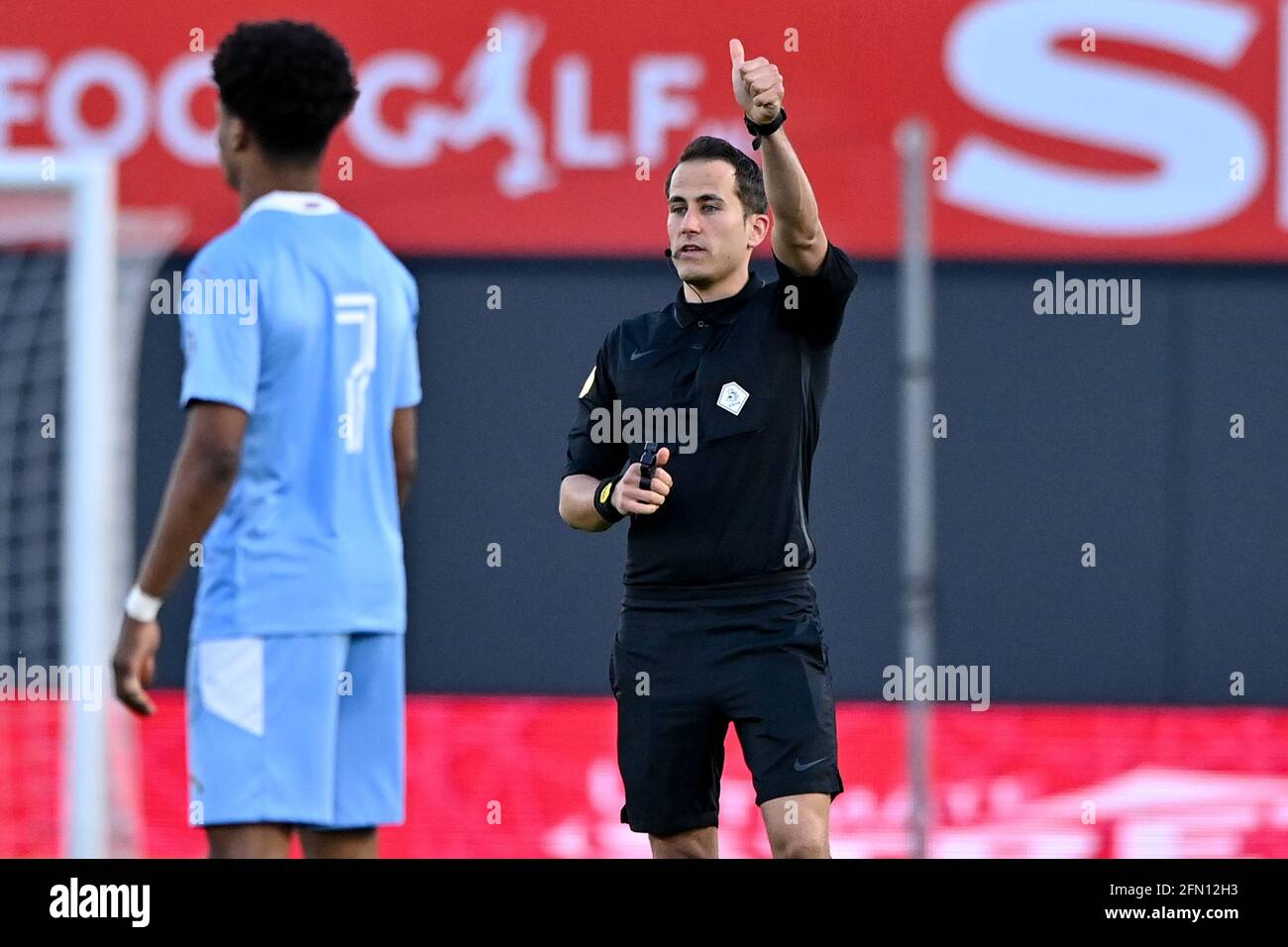 ALMERE, NIEDERLANDE - MAI 12: Schiedsrichter Martin Perez während des niederländischen Keukenkampioendivisie-Spiels zwischen Almere City FC und PSV U23 im Yanmar Stadion o Stockfoto