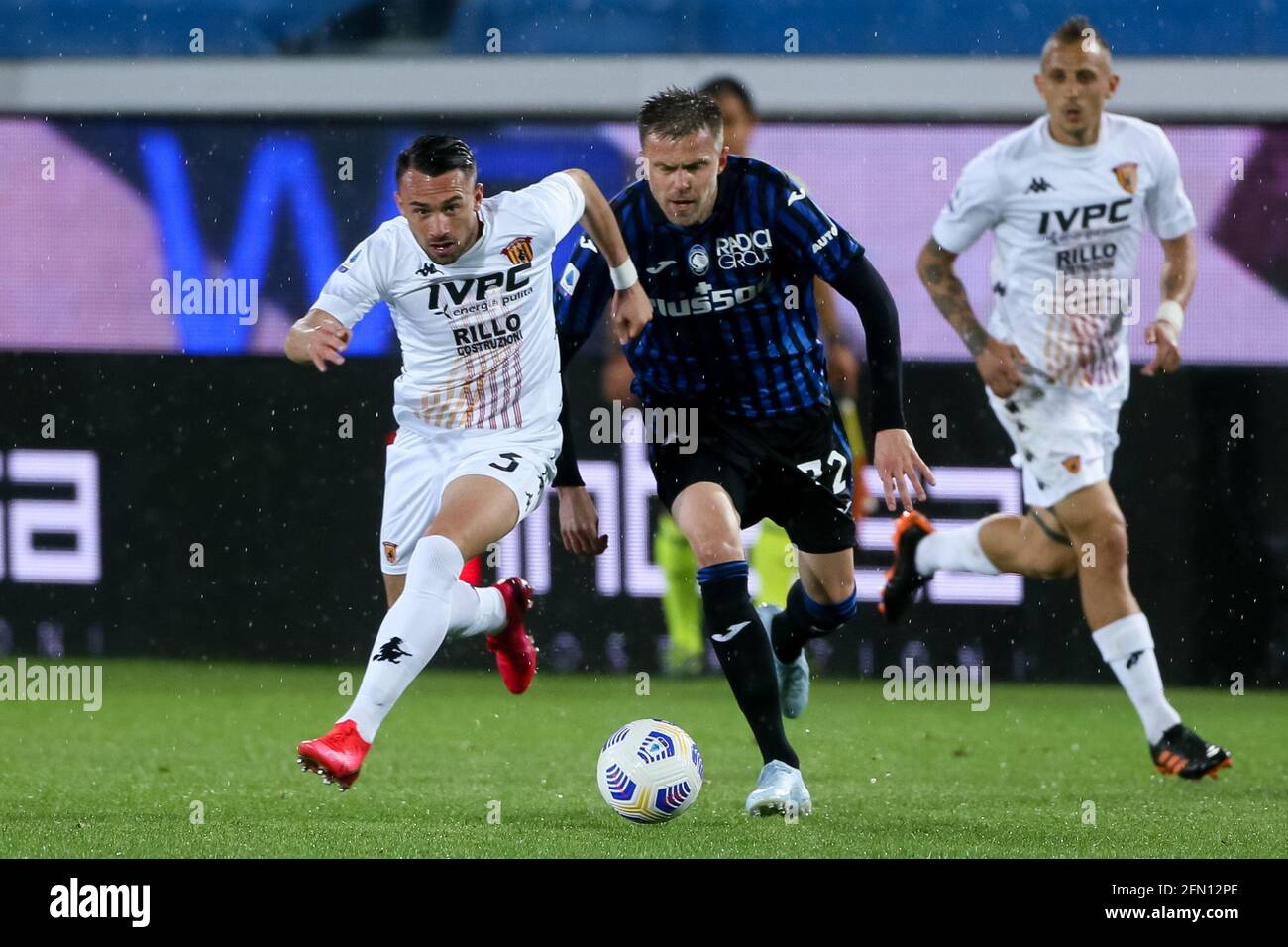 BERGAMO, ITALIEN - 12. MAI: Gaetano Letizia von Benevento und Josip Ilicic von Atalanta BC während der Serie EIN Spiel zwischen Atalanta Bergamo und Benevento Stockfoto