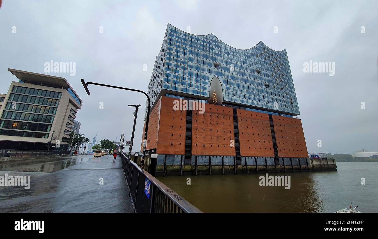 Elbphilharmonie auf der Halbinsel Grasbrook an der Elbe. Es ist einer der größten und akustisch fortschrittlichsten Konzertsäle der Welt. Stockfoto