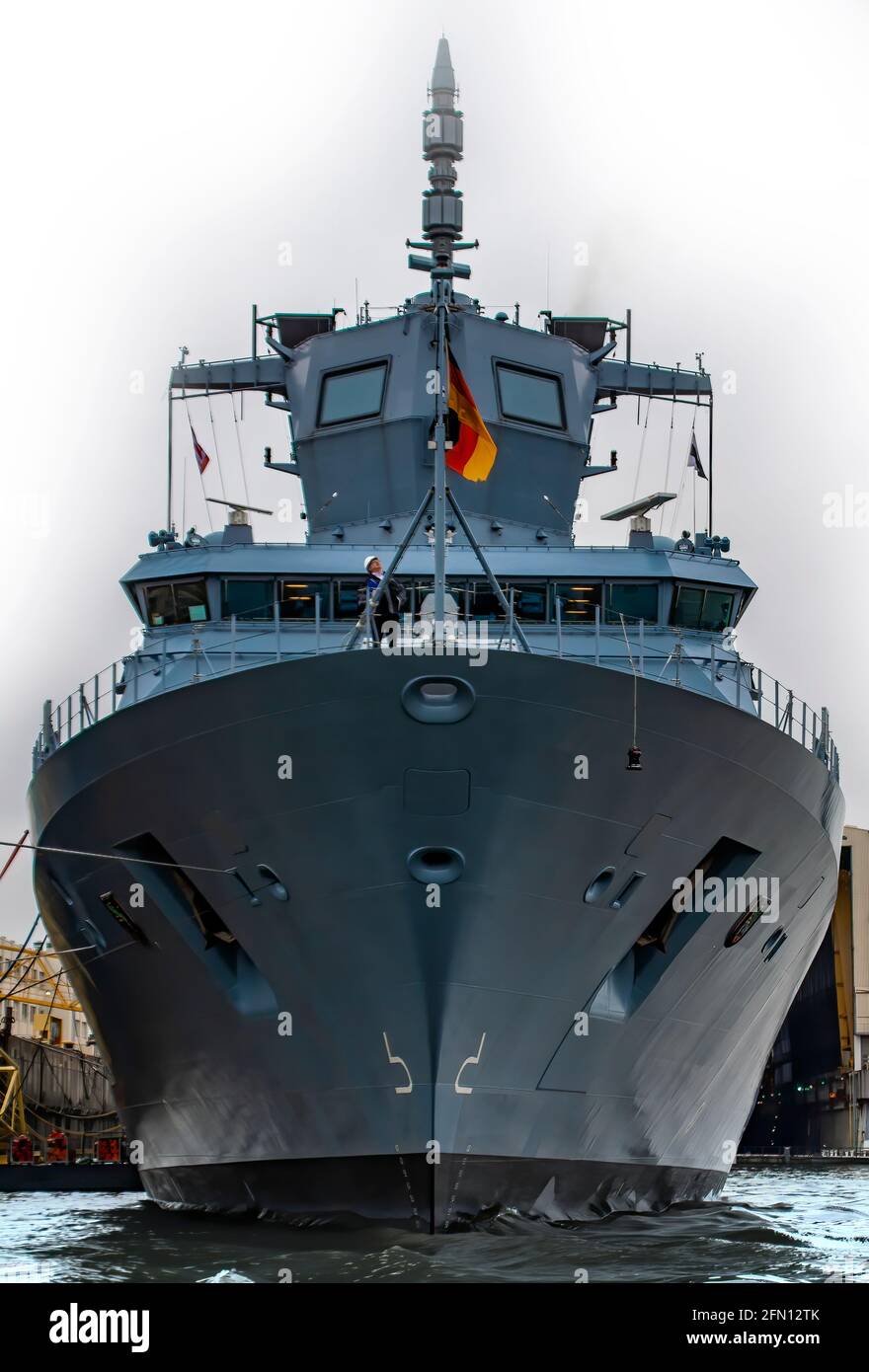 Deutschland Hamburg eine deutsche Militärschifffrontsansicht mit der deutschen Flagge. Stockfoto