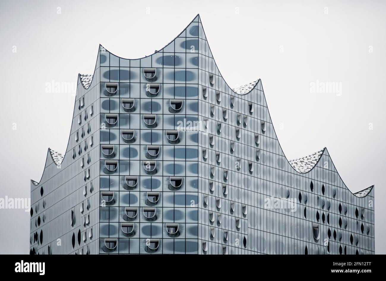 Elbphilharmonie auf der Halbinsel Grasbrook an der Elbe. Es ist einer der größten und akustisch fortschrittlichsten Konzertsäle der Welt. Stockfoto