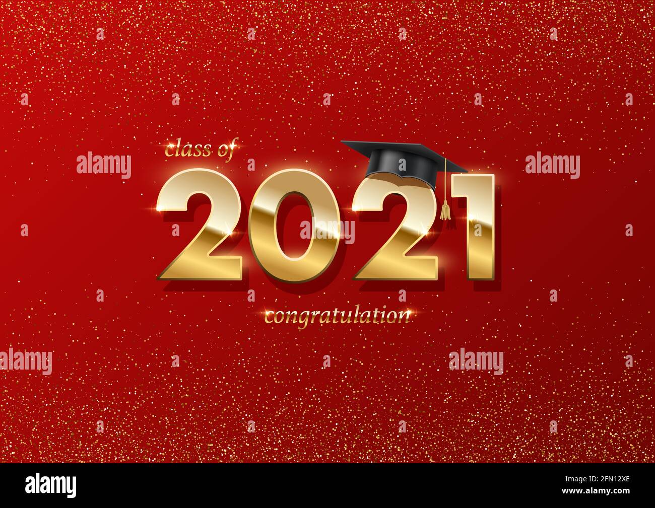 Banner zur Abschlussfeier 2021. Preiskonzept mit akademischem Hut, goldenen Zahlen und Text auf rotem Hintergrund mit goldenem Glitzer Stock Vektor