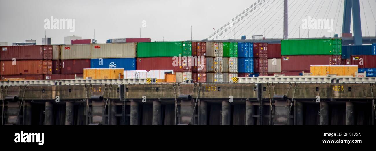 Farbige Metall-Schiffscontainer oder intermodale Container für übergroße Fracht für den Handel in Hamburg .Container Terminal im Hafen hamburg . Stockfoto