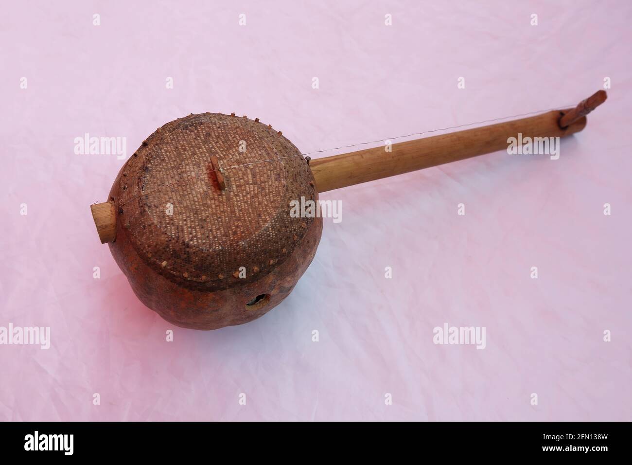 Traditionelles handgefertigtes Musikinstrument aus Leder und Bambus. BAIGA-STAMM, Chiyapadar Baiga Dorf von Odisha, Indien Stockfoto