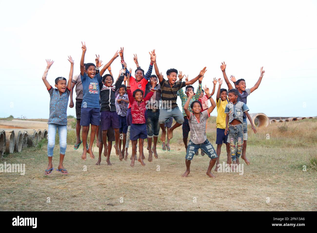 Boden der Kinder in fröhlicher Stimmung springen. BAIGA-STAMM, Chiyapadar Baiga Dorf von Odisha, Indien Stockfoto