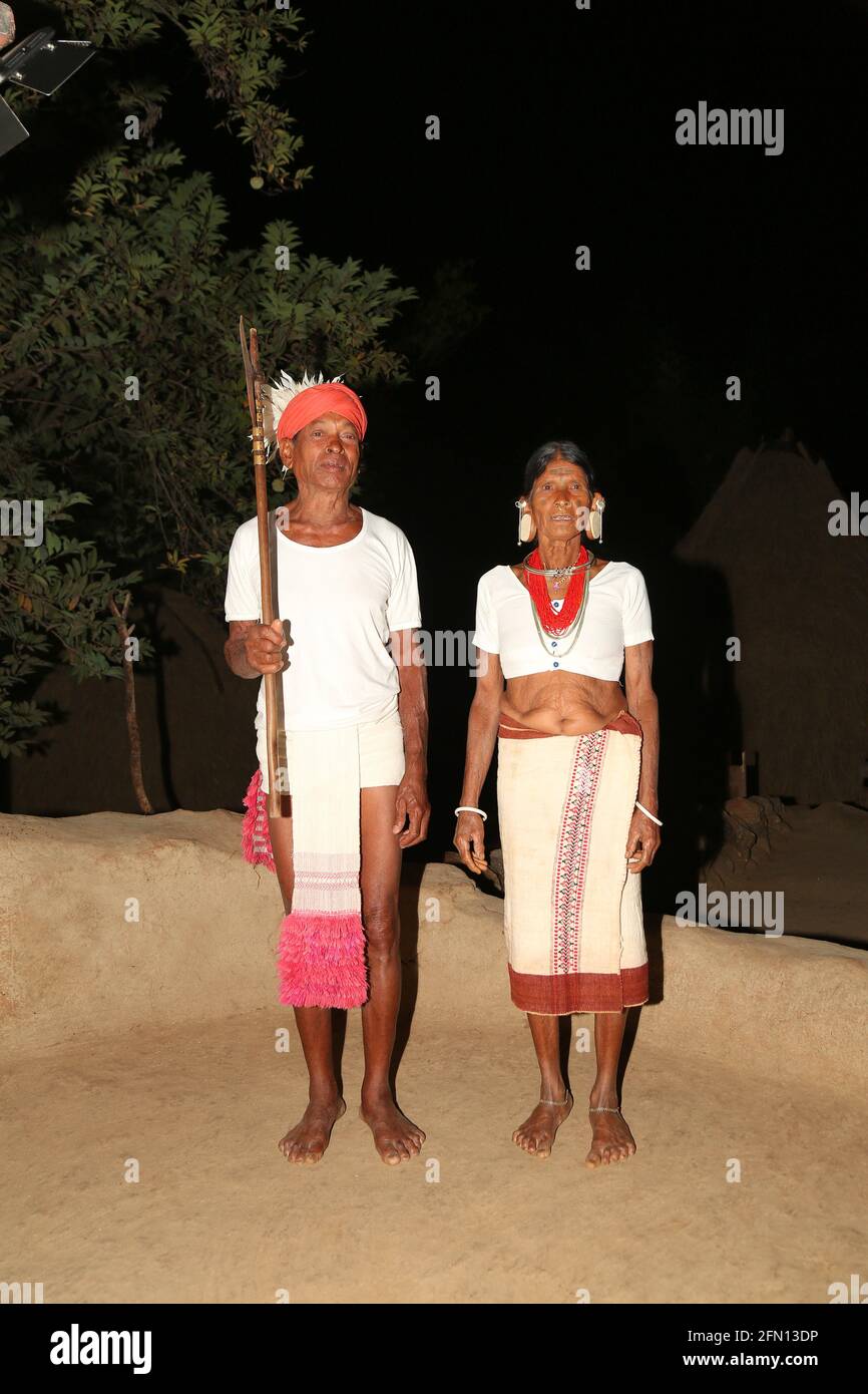 Altes Paar in ihrem traditionellen Kostüm der Mann trägt Tarbalukab oder  Lendenschurz. Frau trägt Gatungkab oder Rock und kurze Bluse. LANJIA  Stockfotografie - Alamy