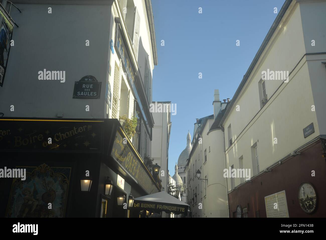 Die Pariser Straße unter dem blauen Himmel - pasakdek Stockfoto