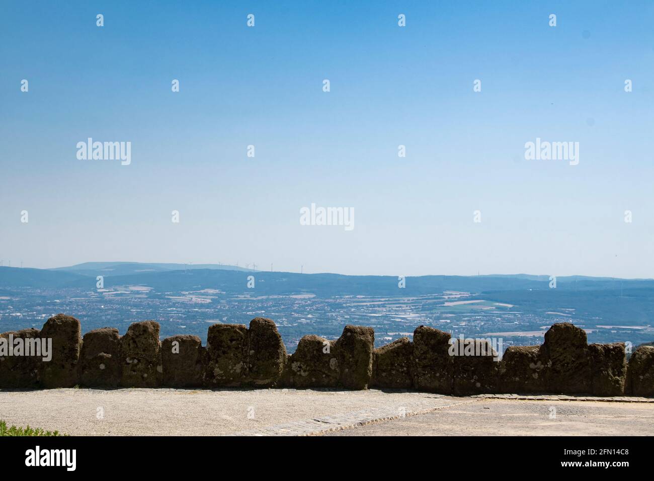 Draufsicht auf die Stadt Kassel in Deutschland vom Herkules-Denkmal (Kassel) ein großer und langer Brunnen von oben bis zum Ende des Herkules-Denkmals. Stockfoto