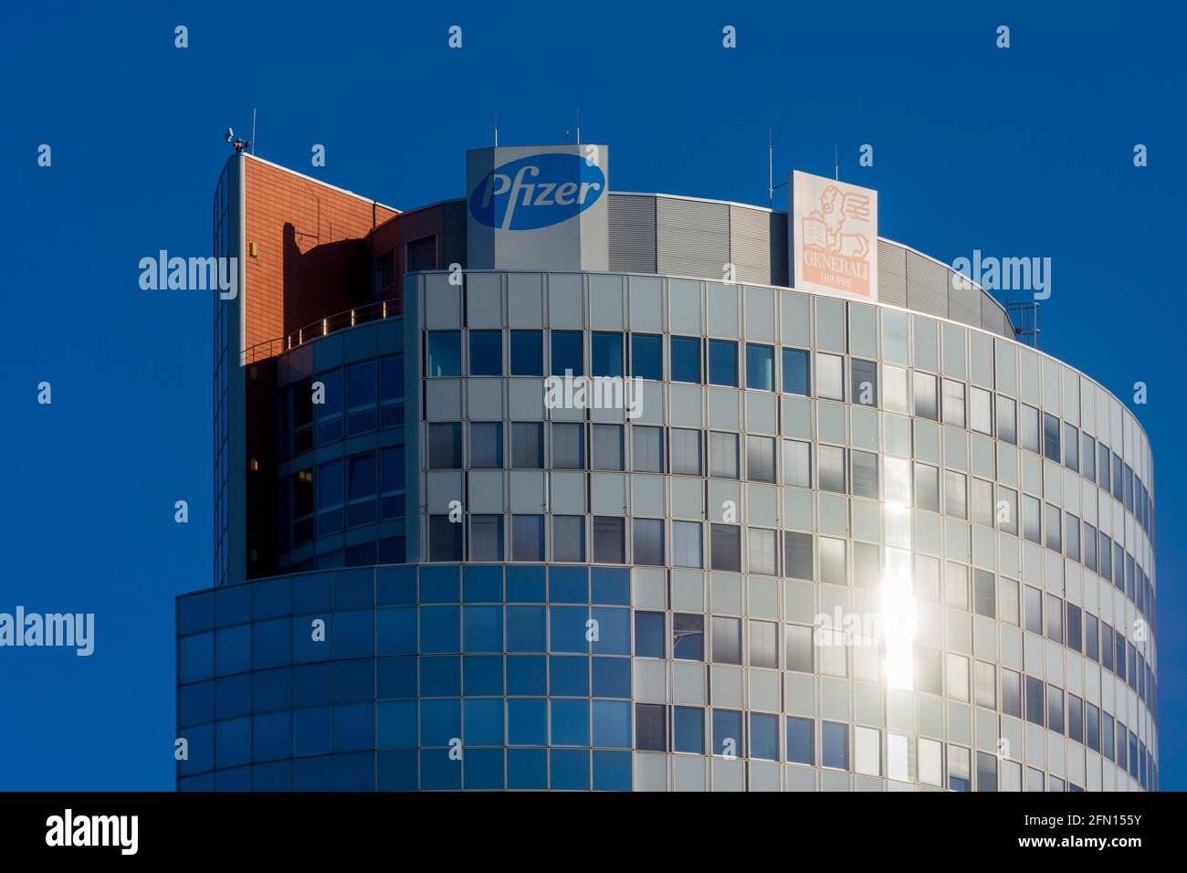 Wien, Wien: Florido Tower, Pfizer Logo 21. Floridsdorf, Wien, Österreich Stockfoto