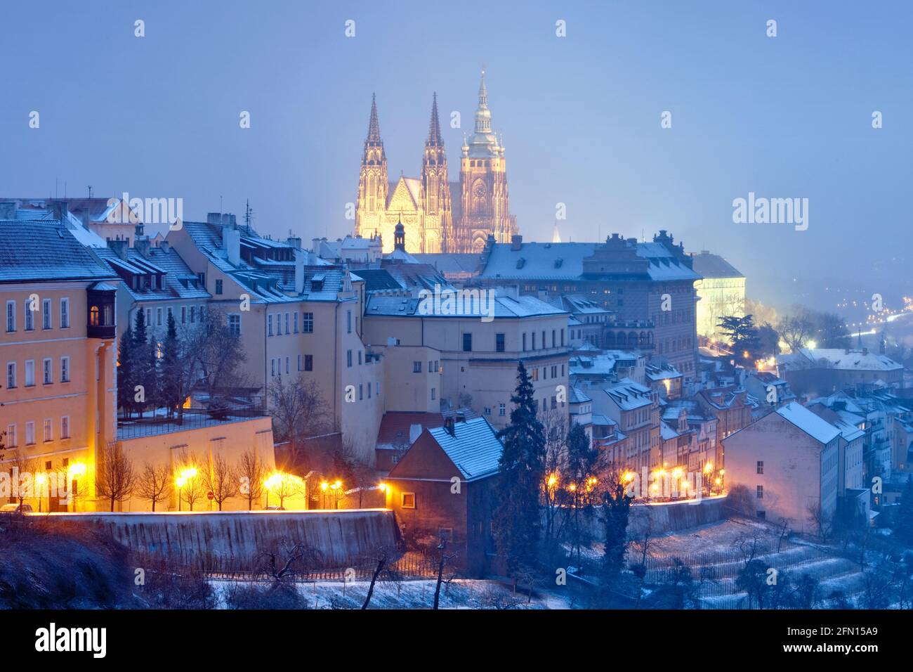 Prag, Tschechien. Hradcany Burg und St. Veits Kathedrale in der Abenddämmerung. Stockfoto